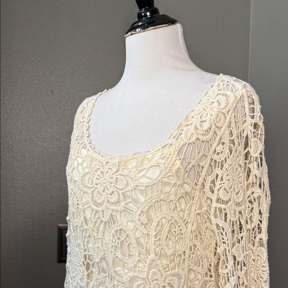 Elegant Cream Lace Blouse - Picture 2 of 7